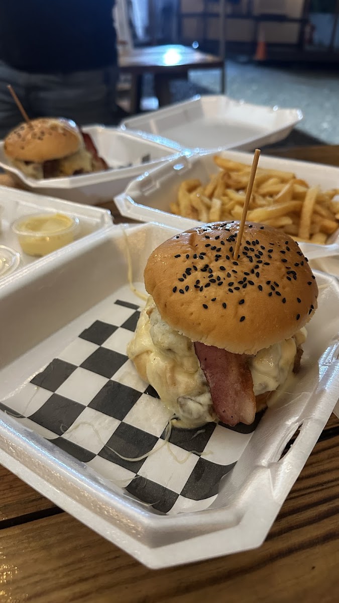 Top burger gourmet LLC - 4